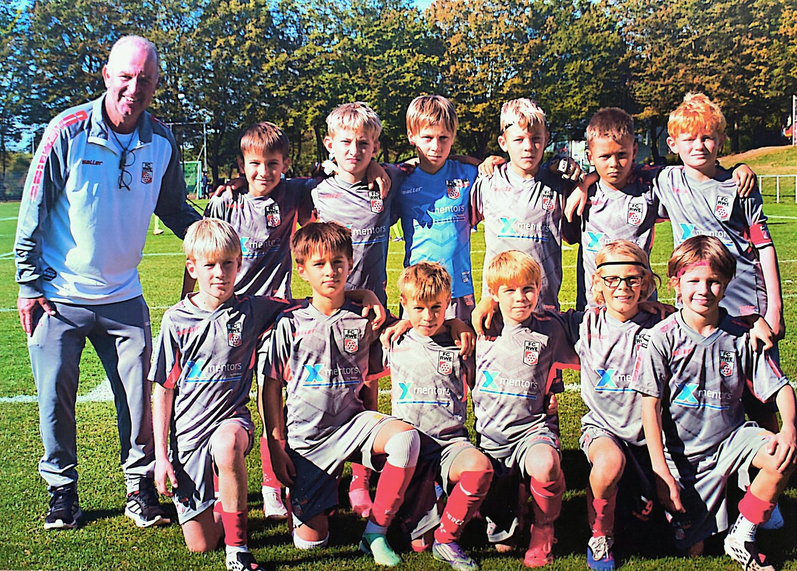 Offizielles Mannschaftsfoto der U10 des FC Rot-Weiß Erfurt mit Trainer