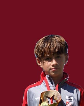 Andre Ibatullin mit dem Pokal des Suhler AWG-Cup 2026